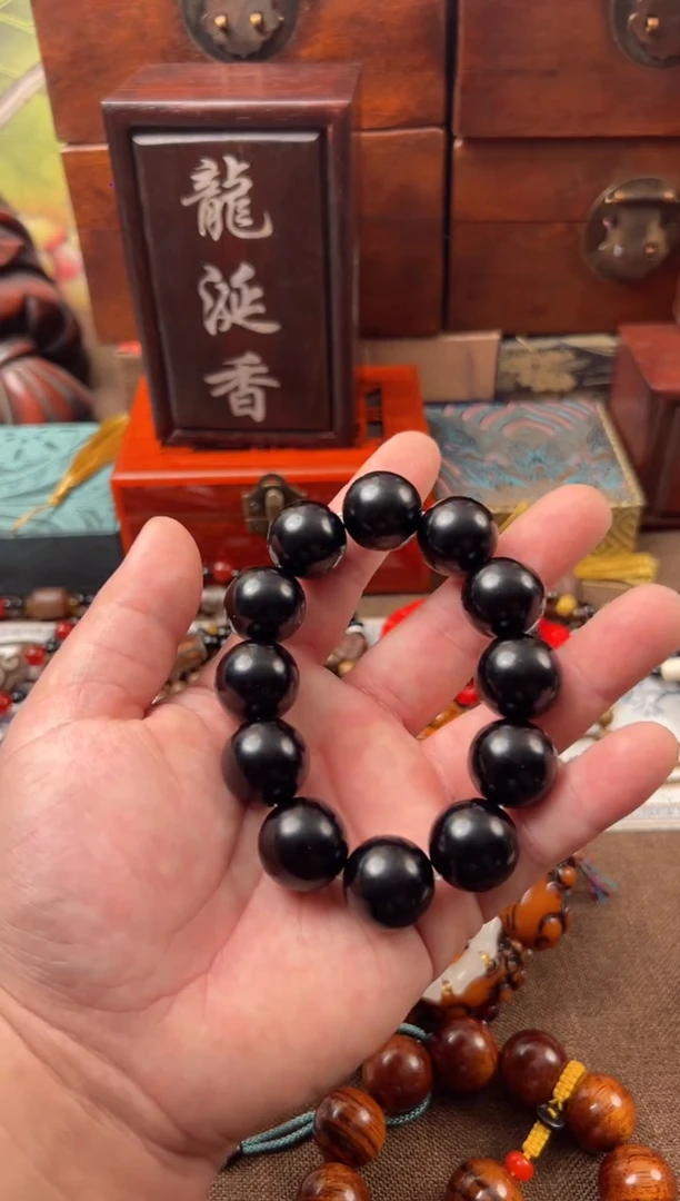 血珀颈饰未镶嵌..................