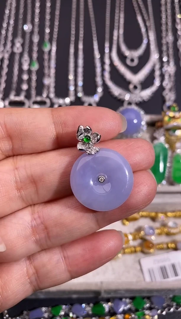 颈饰18K金镶嵌翡翠吊坠