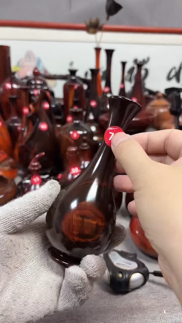 木卡****特大红酸枝花瓶一个
