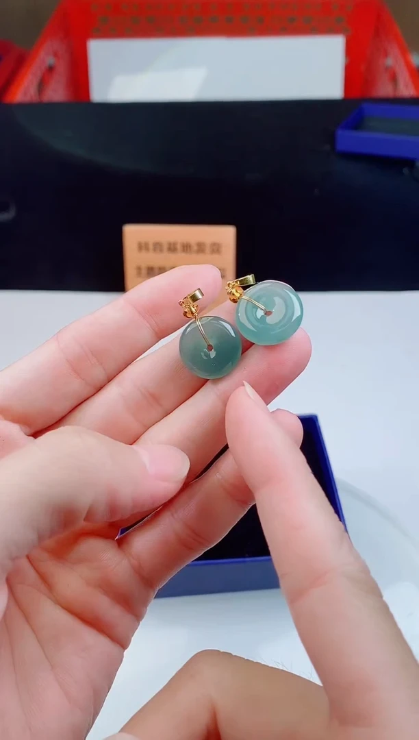 颈饰未镶嵌翡翠   `
