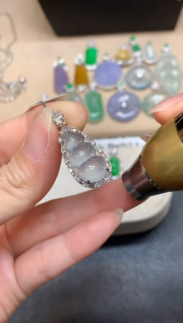 颈饰18K金镶嵌翡翠福豆【无服务费