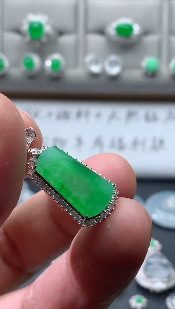 颈饰18K金镶嵌翡翠18K翡翠伴钻