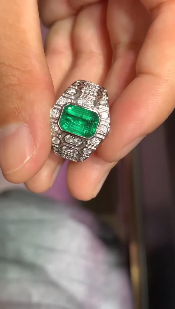 18K金镶嵌戒指祖母绿2.2CT