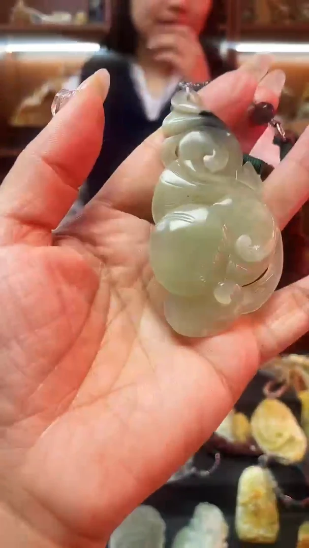 未镶嵌蛇纹石玉吊坠