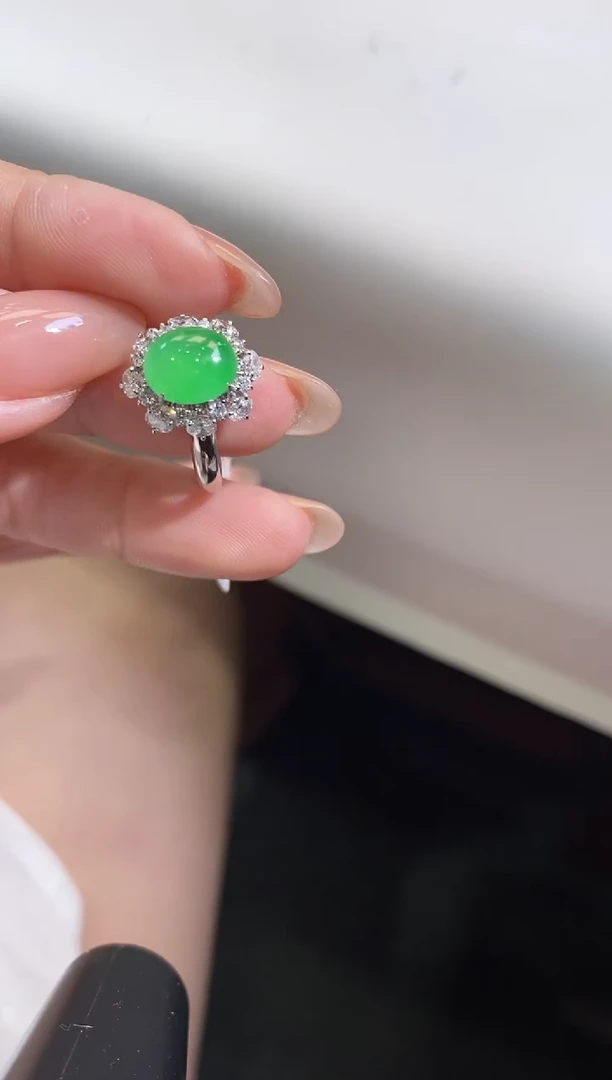 翡翠戒指18K金镶嵌玉?戒指