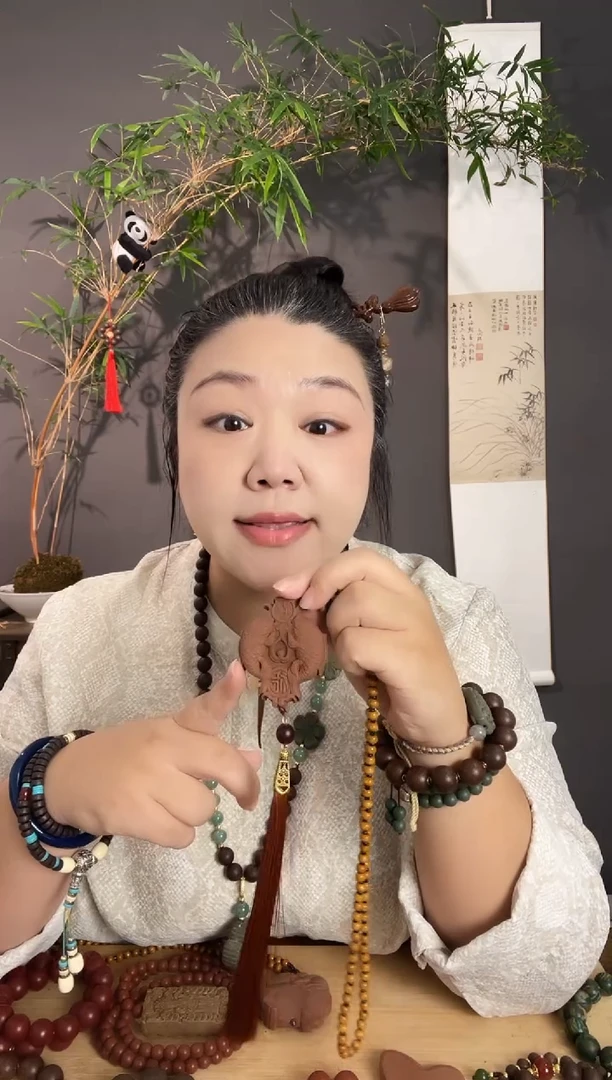 泥塑红麝年年有余香牌
