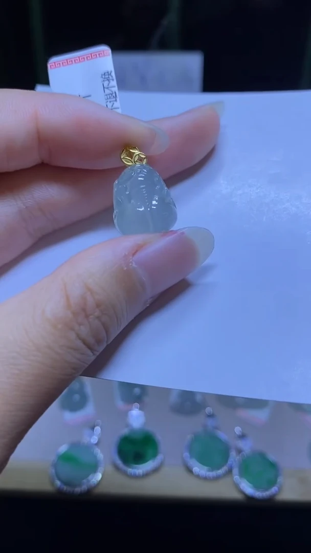 颈饰18K金镶嵌翡翠貔貅