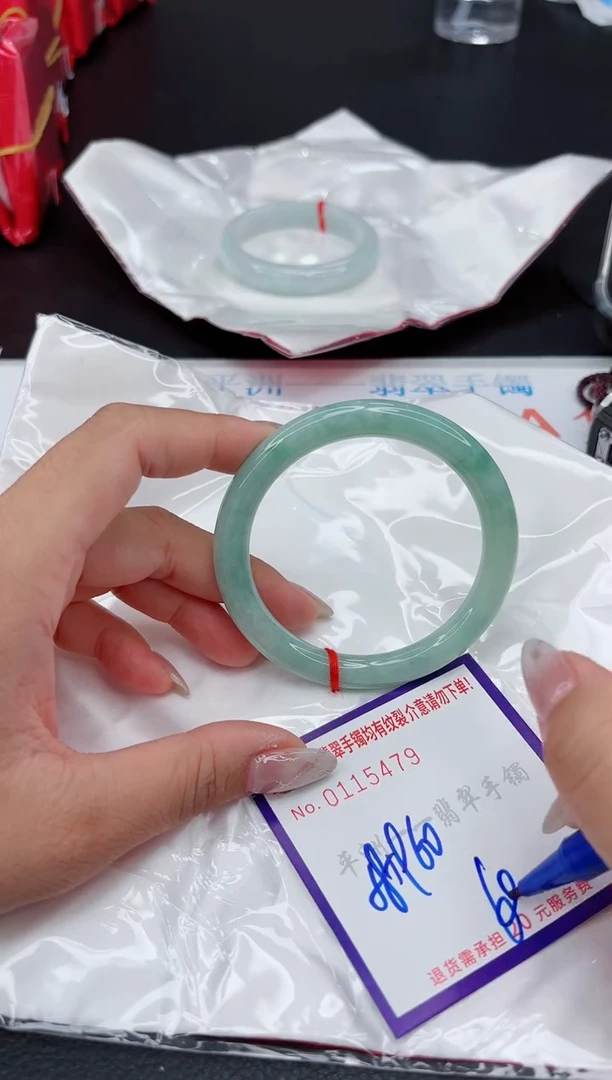 翡翠手镯未镶嵌1