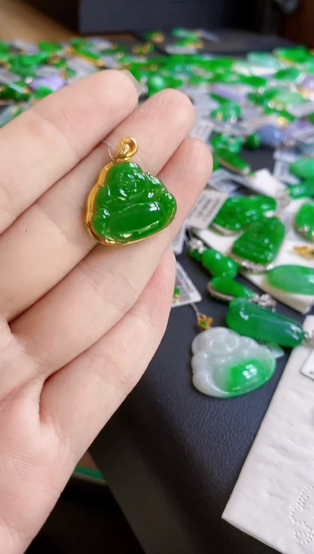 翡翠18K金镶嵌颈饰佛