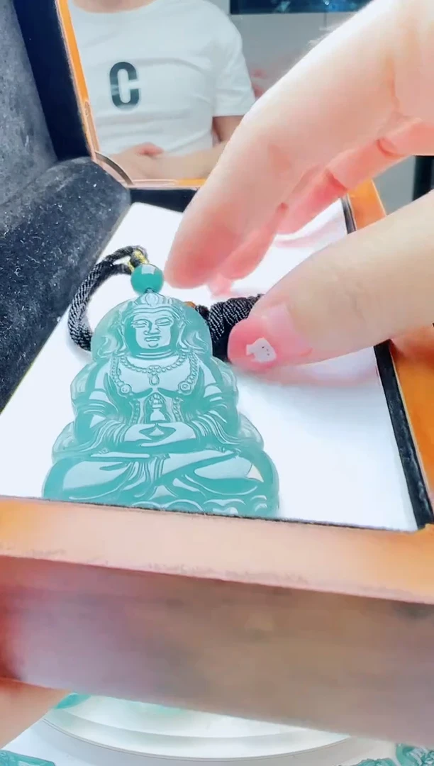 翡翠未镶嵌颈饰多样性发货其中一件
