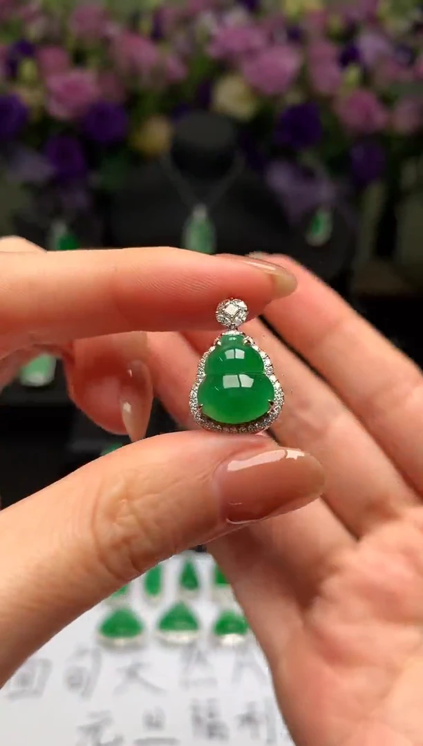 颈饰18K金镶嵌翡翠葫芦