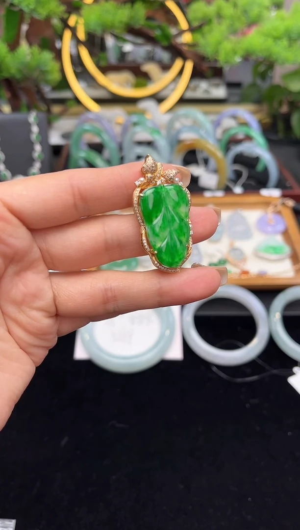 颈饰18K金镶嵌翡翠吊坠