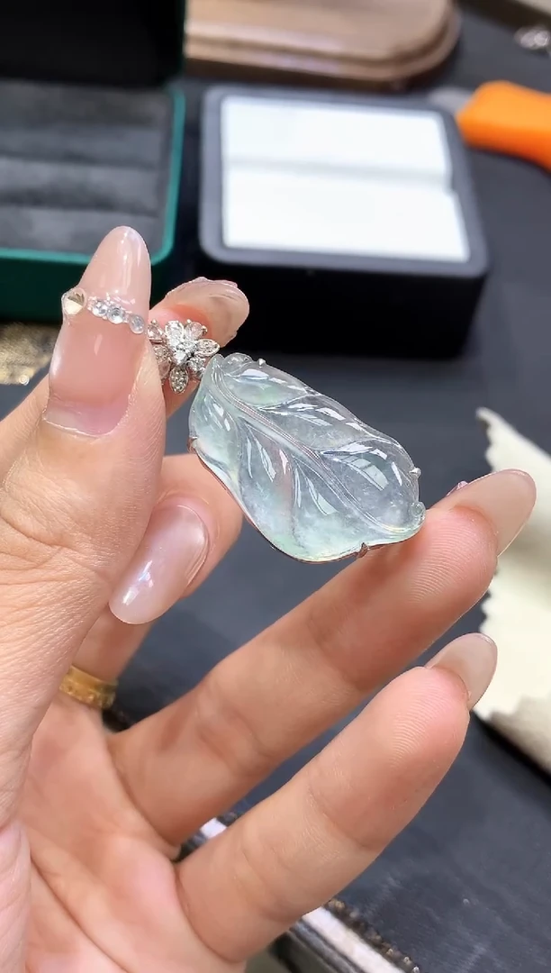 18K金镶嵌挂件翡翠芭蕉叶