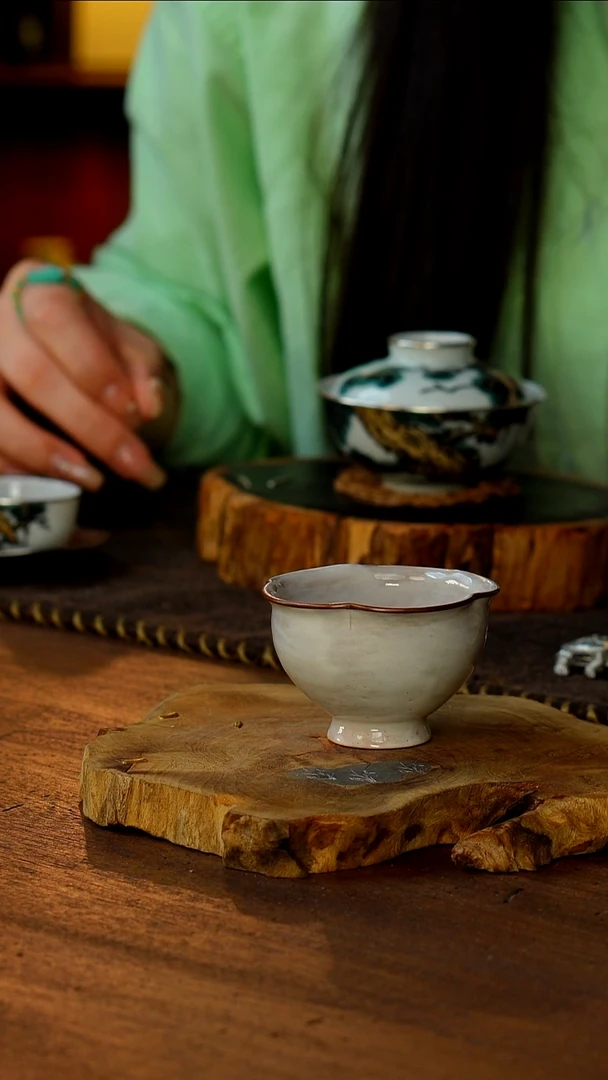 包铜花口白杯....