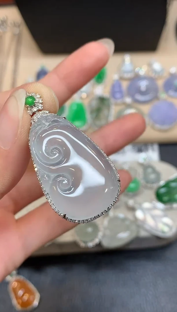 颈饰18K金镶嵌翡翠如意【无服务费