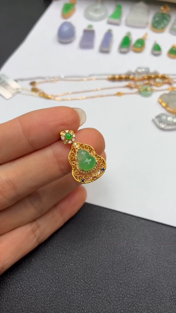 颈饰18K金镶嵌翡翠天然翡翠A货