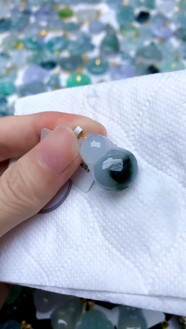 颈饰18K金镶嵌翡翠天然A货翡翠