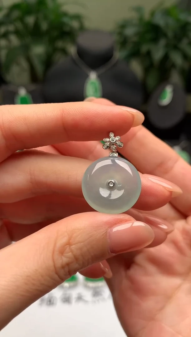 颈饰18K金镶嵌翡翠平安扣