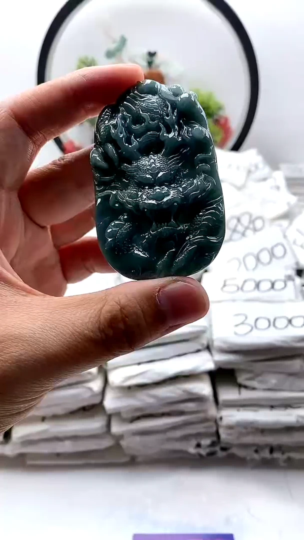 翡翠未镶嵌颈饰龙牌