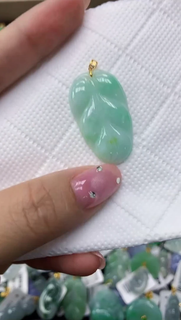 翡翠18K金镶嵌颈饰1111111111