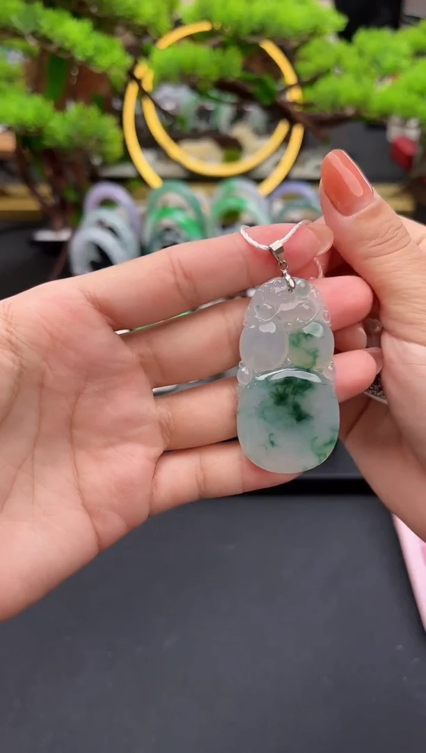 颈饰18K金镶嵌翡翠吊坠