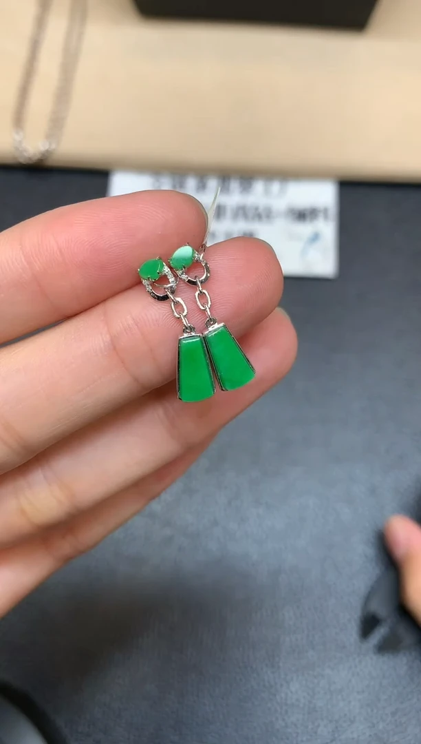 18K金镶嵌翡翠耳饰无事牌【无服务费