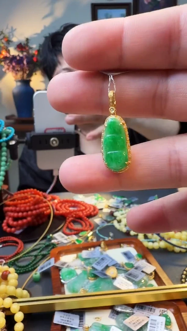 颈饰18K金镶嵌翡翠吊坠