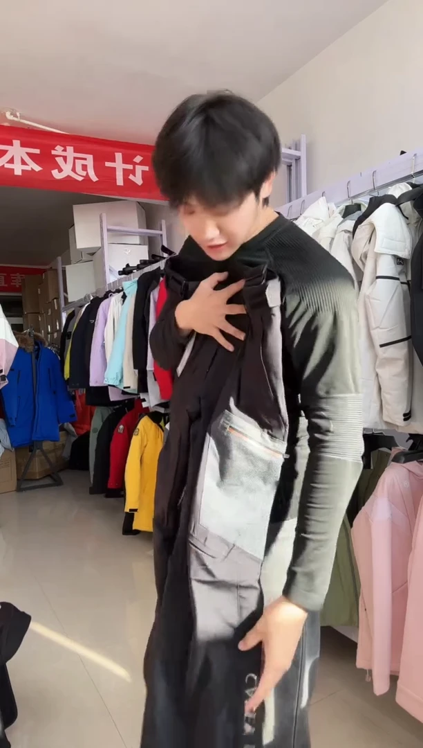 聚酯纤维L码 黑色C牌三防两穿背带裤 闪银反射内里