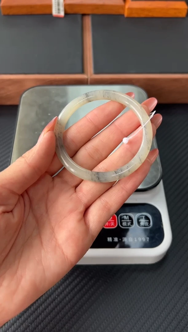 和田玉手镯未镶嵌黑山微色差53M
