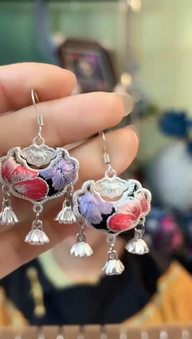 彩云南阁非遗老绣饰品620