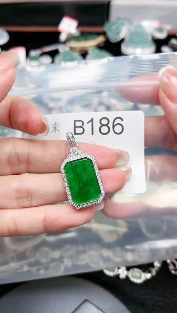 【闪购商品】翡翠颈饰未镶嵌186赠皮绳