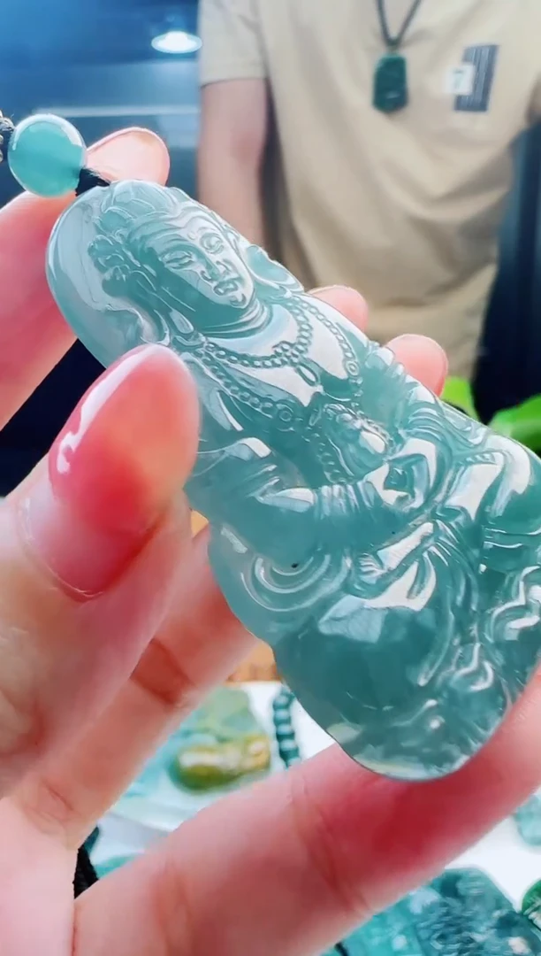 翡翠未镶嵌颈饰多样性发货其中一件