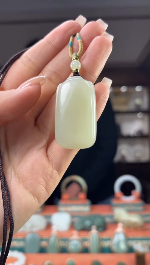 颈饰未镶嵌和田玉佩佩