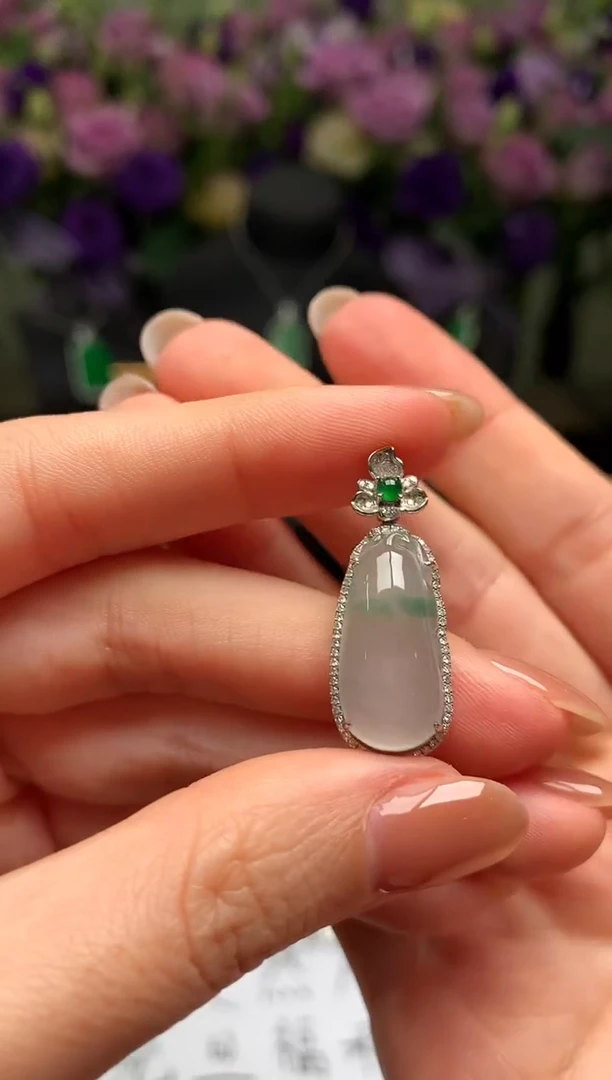 颈饰18K金镶嵌翡翠福瓜