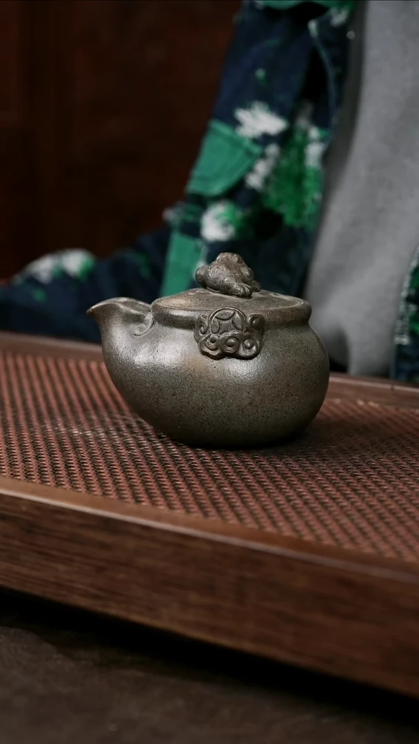 茶壶紫砂岩中泥金蟾宝瓶