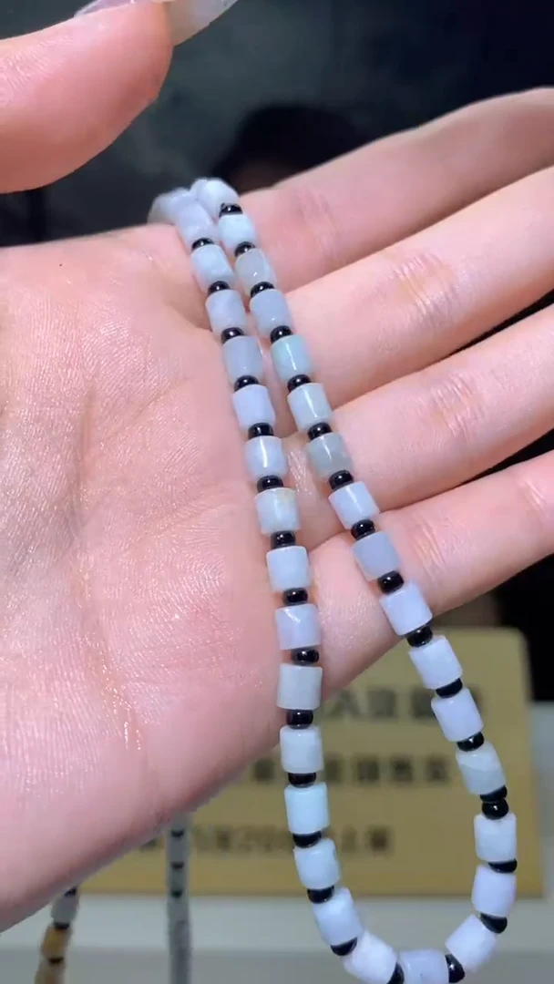 翡翠未镶嵌颈饰雕刻