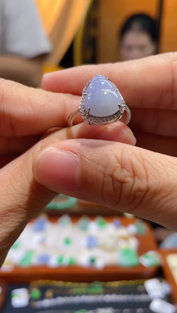 颈饰未镶嵌翡翠戒指