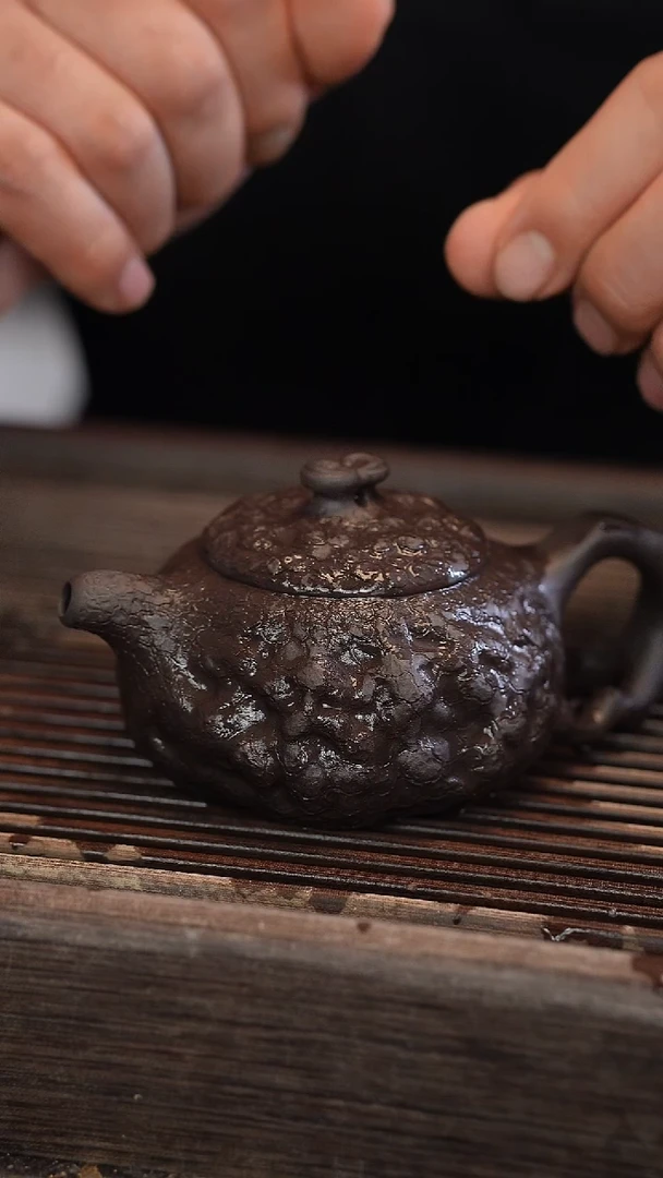 茶壶紫砂供春 黑金砂 170cc