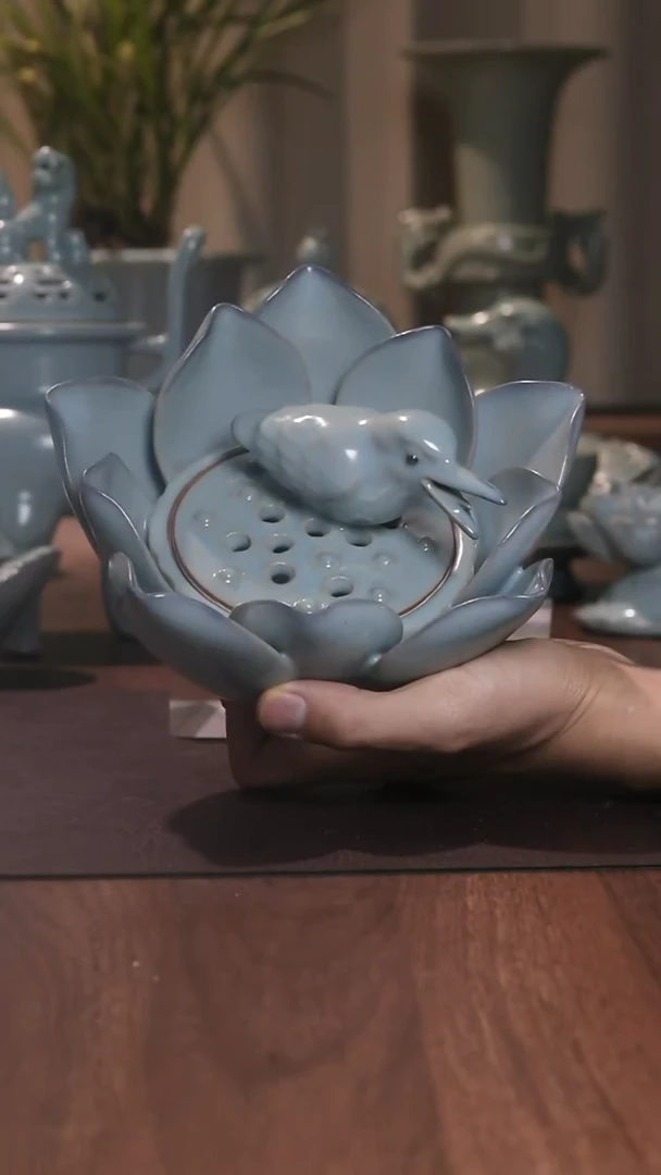 翠鸟荷炉·········
