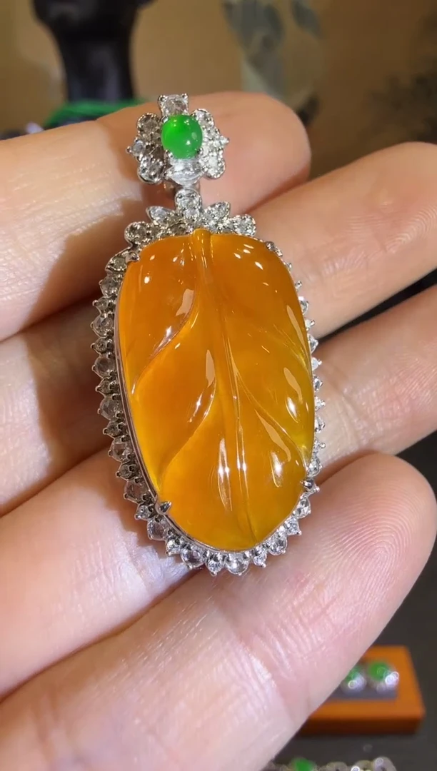 【闪购商品】翡翠吊坠(赠链)18K金镶嵌冰糖黄起胶树叶吊坠