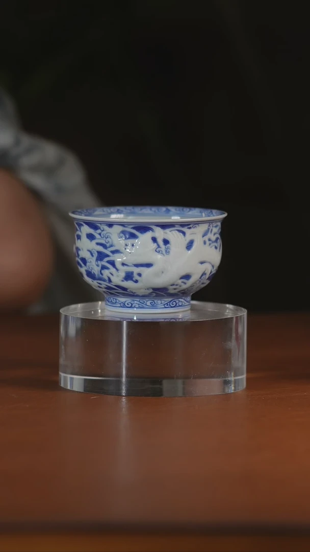 青花雕刻龙纹卢士杯