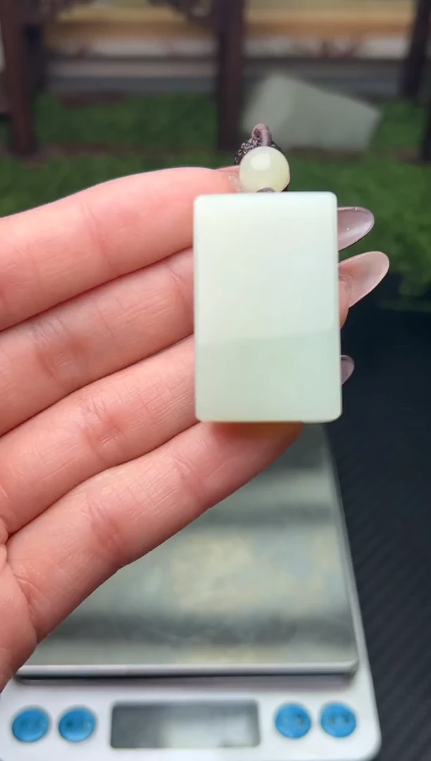 吊坠(赠链)未镶嵌和田玉且末微色差迪克兰二细吊坠