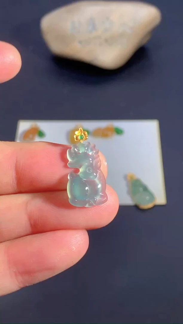 颈饰18K金镶嵌翡翠