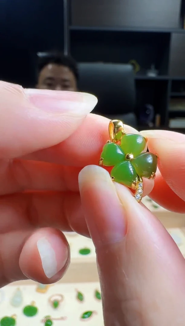 颈饰银S925镀金镶嵌和田玉四叶草吊坠