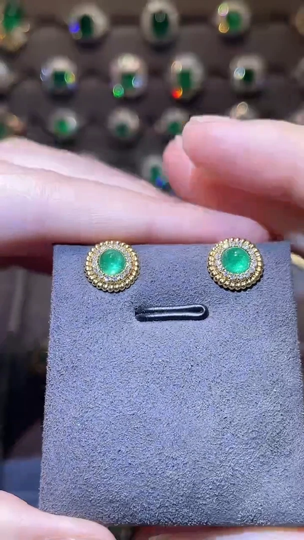 耳饰18K金镶嵌祖母绿1.05ct