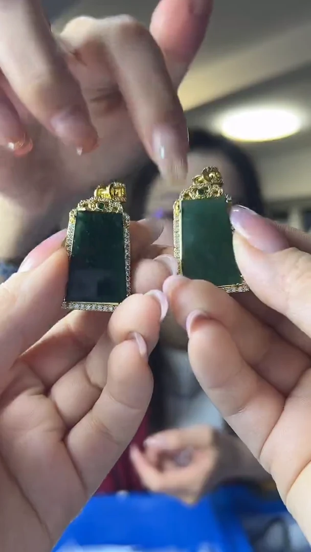 颈饰未镶嵌翡翠（多样性发一件）