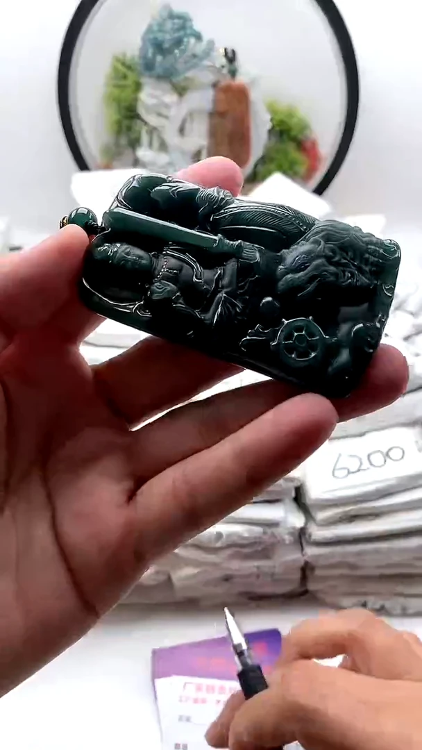 翡翠未镶嵌颈饰文殊