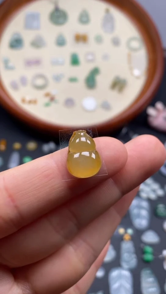 翡翠未镶嵌颈饰冰黄翡葫芦/芬