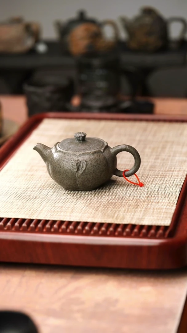 庄惠东老师作品冰碛岩重工雕刻黄豹莲花壶