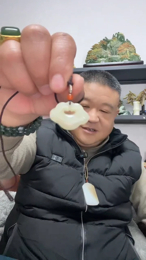 吊坠(赠链)未镶嵌和田玉祥云锁吊坠